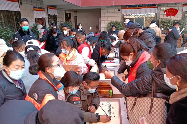 西藏书协在城关区吉崩岗社区居民大院开展活动