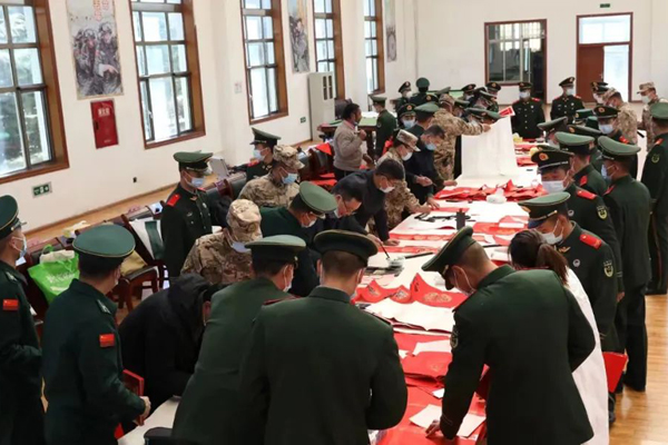西藏书协在武警营区开展活动